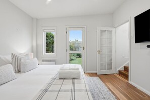 Une chambre à coucher avec un lit, une télévision et une vue sur l’extérieur.