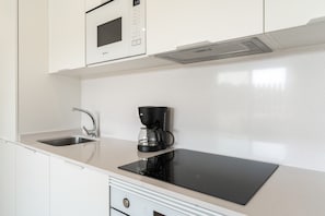 Coffee/tea maker, fridge, microwave, oven