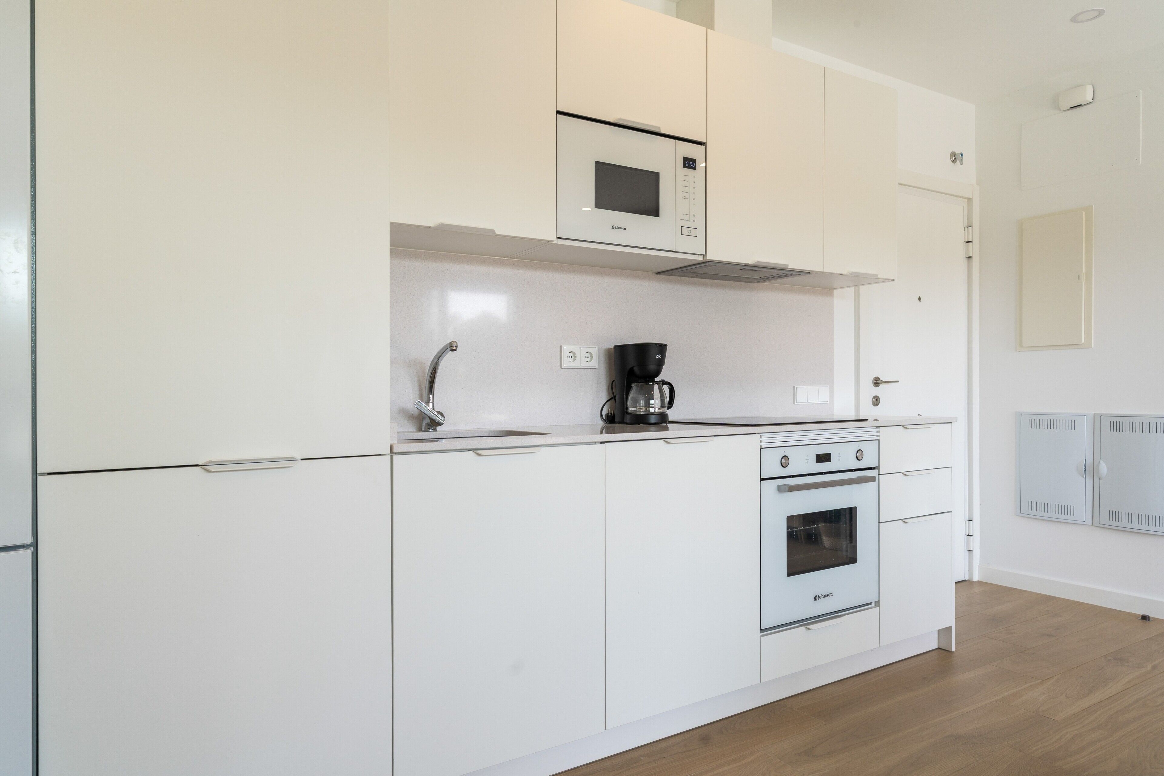 Wasserkocher mit Kaffee-/Teezubehör, Kühlschrank, Mikrowelle, Ofen