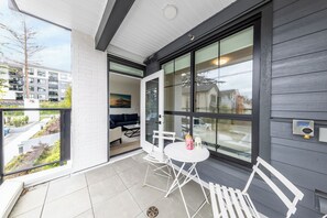Outdoor dining - Brand New Luxury 2 Bedroom Surrey/White Rock (Surrey)