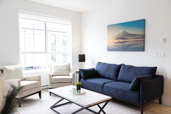 Living area - Brand New Luxury 2 Bedroom Surrey/White Rock (Surrey)