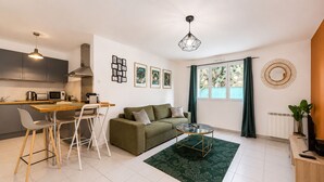 A modern apartment with a kitchen, dining area, and living space. - Premium 2-Bedroom Apartment - Genève Express - Train station 200 meters away on foot (Bons-en-Chablais)