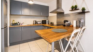 Private kitchen - Premium 2-Bedroom Apartment - Genève Express - Train station 200 meters away on foot (Bons-en-Chablais)