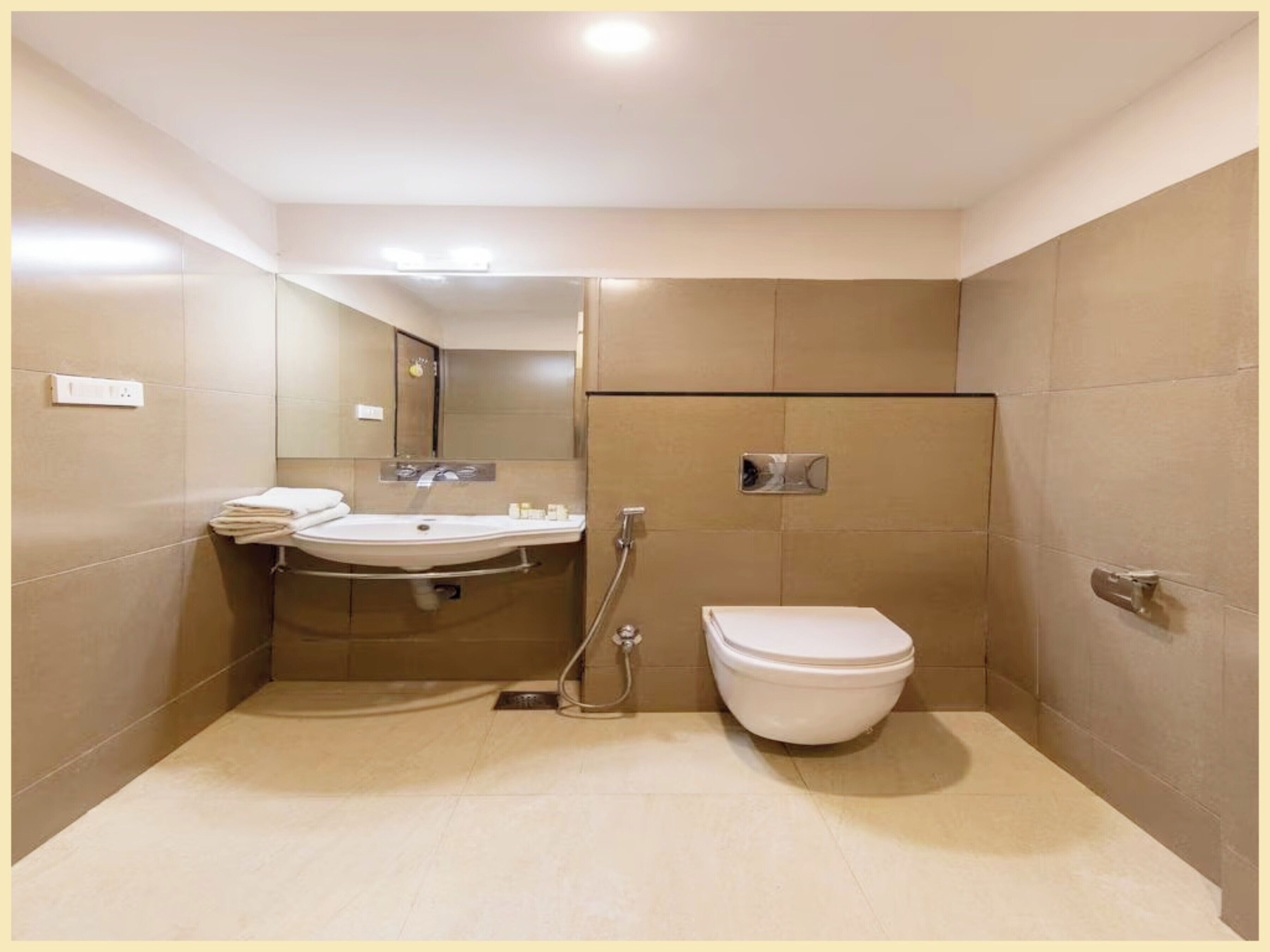 Tweepersoonskamer | Badkamer | Een douche, pantoffels, zeep, shampoo
