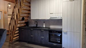 Kaffe- och tebryggare, kylskåp, mikrovågsugn och ugn