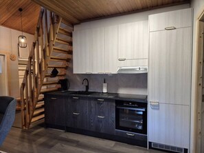 Coffee/tea maker, fridge, microwave, oven - Kivakka C 6 | 2BR Cabin near Lake | 2 Ski Passes (Kuusamo)