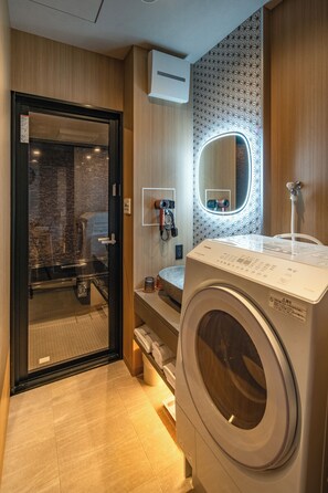 Suite, 3 Bedrooms, Balcony, City View | Bilik Mandi | Selipar 