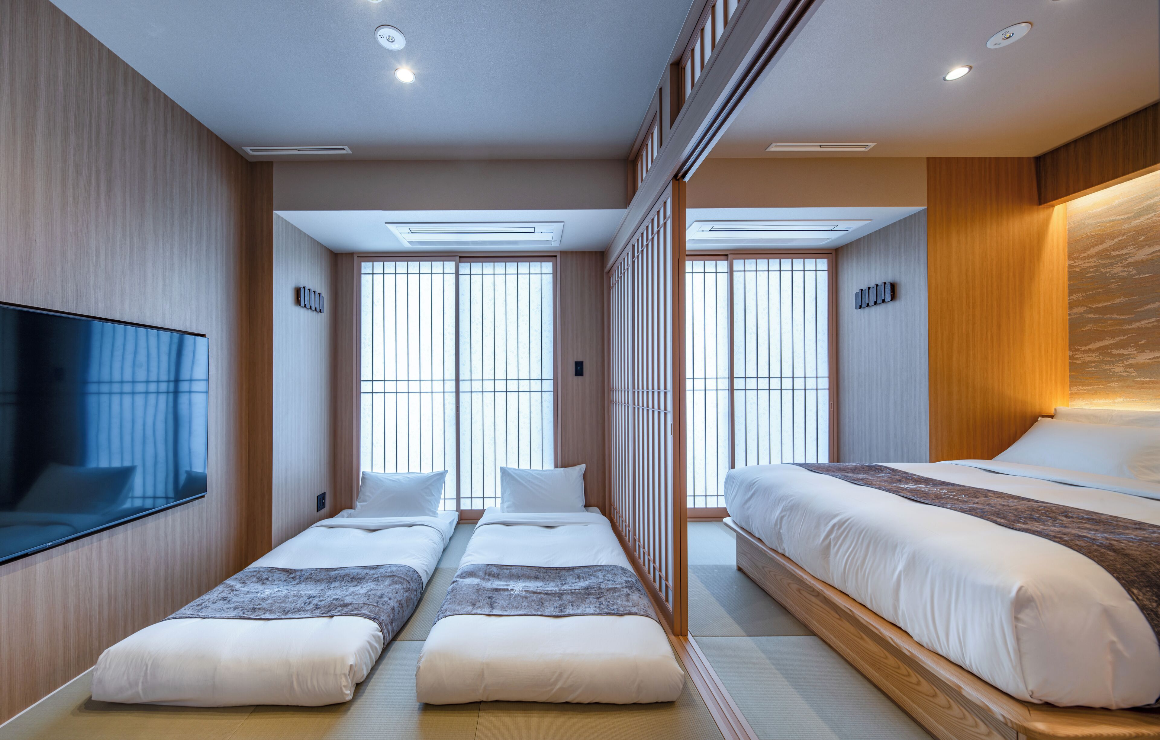 Suite, 3 Bedrooms, Balcony, City View | Langsir/tirai gelap terus, seterika/papan seterika, Wi-fi percuma 