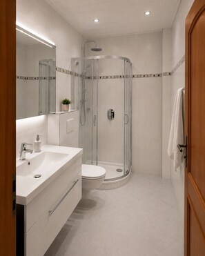 Shower, hair dryer, soap, toilet paper - Vrbo Property (Wilhelmshaven)
