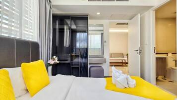 Een hotelkamer met een bed, een bureau en een badkamer.