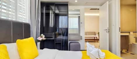 Une chambre d’hôtel avec un lit, un bureau et une salle de bain.