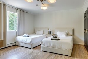 6 chambres, bureau, fer et planche à repasser, lit de bébé portatif