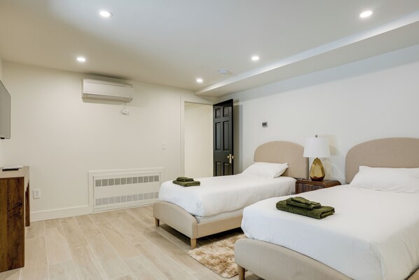 6 bedrooms, desk, iron/ironing board, travel cot