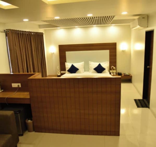 Iron/ironing board (on request), WiFi (free) - Hotel Comfort (Bharuch)