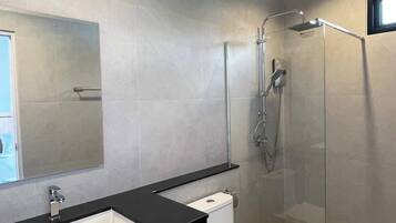 Shower, shampoo
