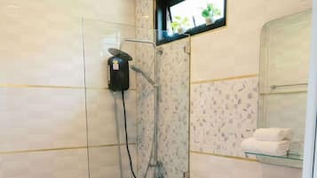 Shower, shampoo