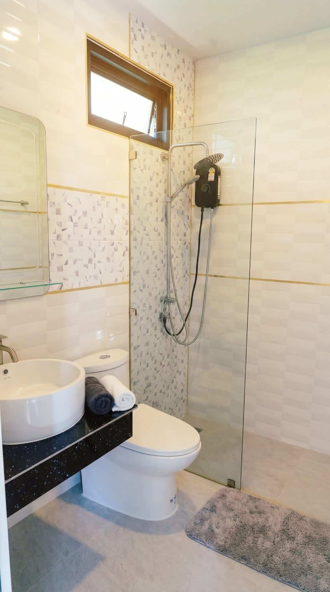 Shower, shampoo