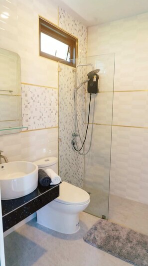 Een douche, shampoo