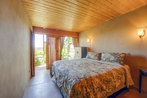 Serene, Family-Sized Off Grid Earthship w/ Big Mtn