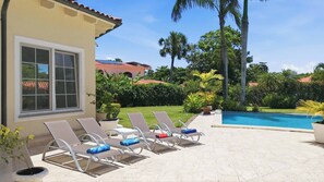A poolside area with lounge chairs and a swimming pool. - Villa Dama del Mar,, (Cabarete)