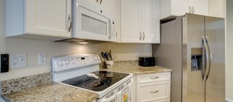 4 Mi to Beaches! Family Getaway w/ Pool in Venice