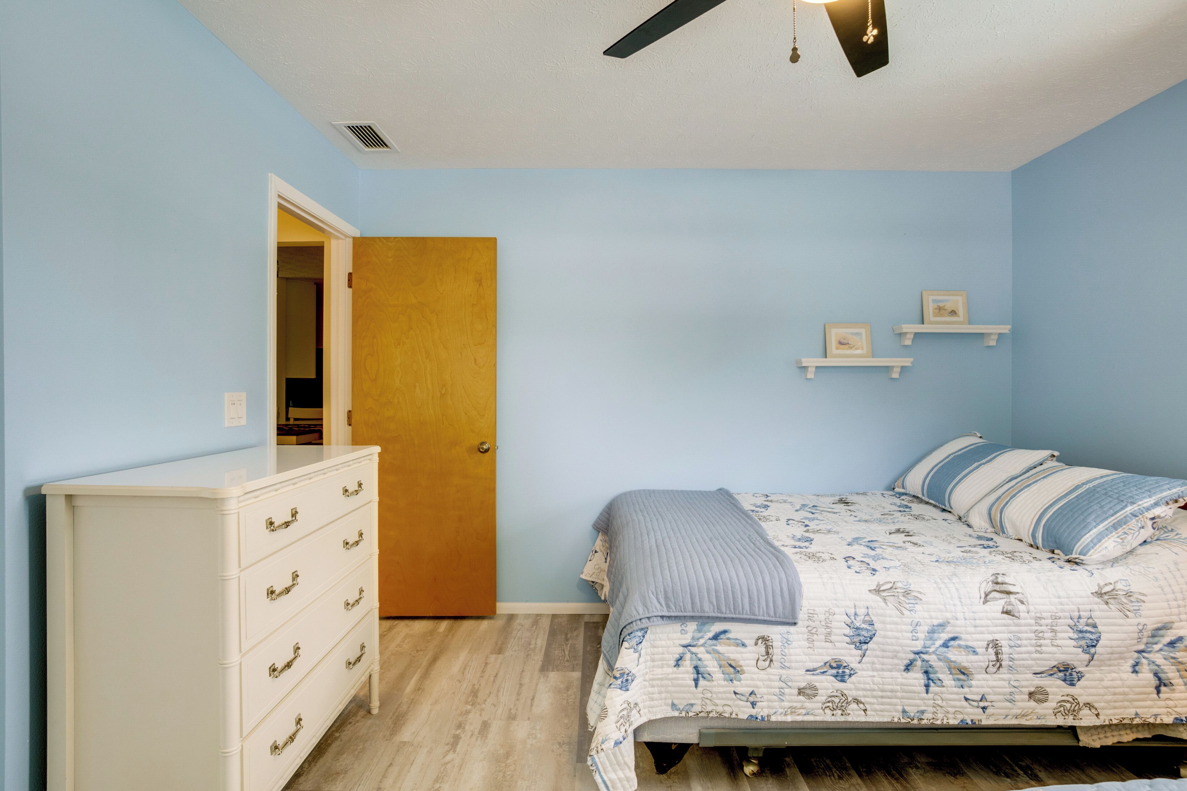 3 bedrooms, iron/ironing board, travel crib, internet