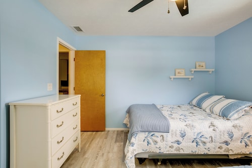 4 Mi to Beaches! Family Getaway w/ Pool in Venice