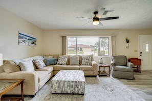 TV, fireplace - 4 Mi to Beaches! Family Getaway w/ Pool in Venice (Venice)
