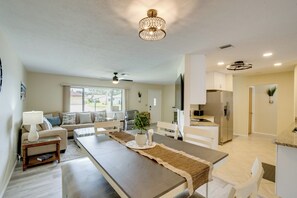 Dining - 4 Mi to Beaches! Family Getaway w/ Pool in Venice (Venice)