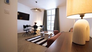 Dining - Vrbo Property (Tours)