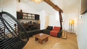 Living area - Vrbo Property (Tours)