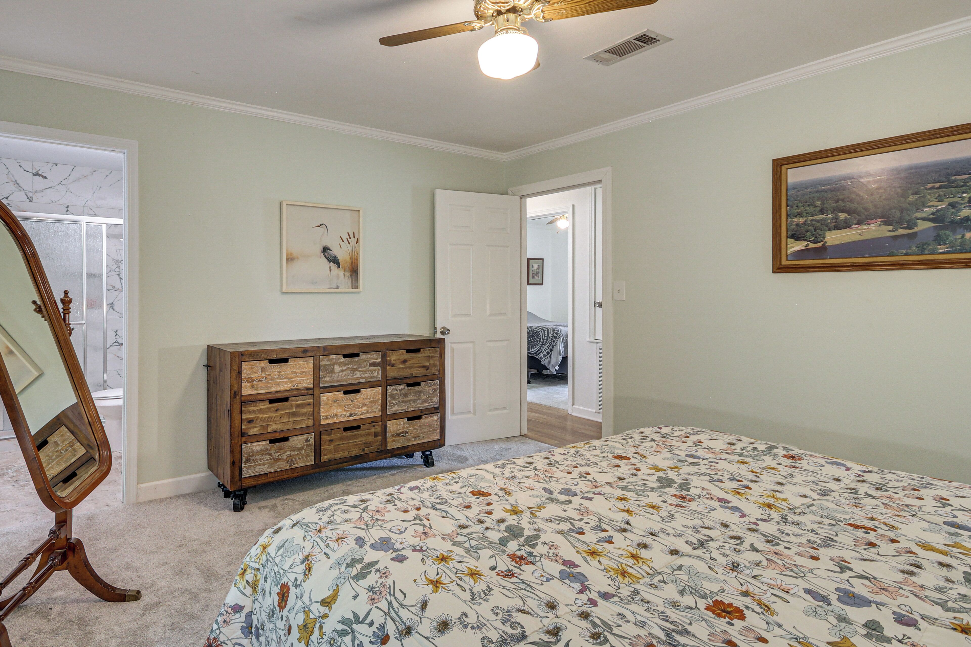4 bedrooms, desk, internet, bed sheets