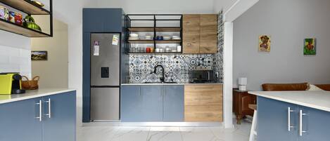 Coffee/tea maker, fridge, microwave, oven