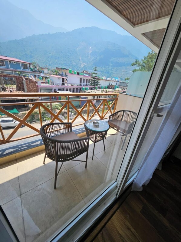 Interior detail - Hotel Rivervale Pipalkoti (Pipalkoti)