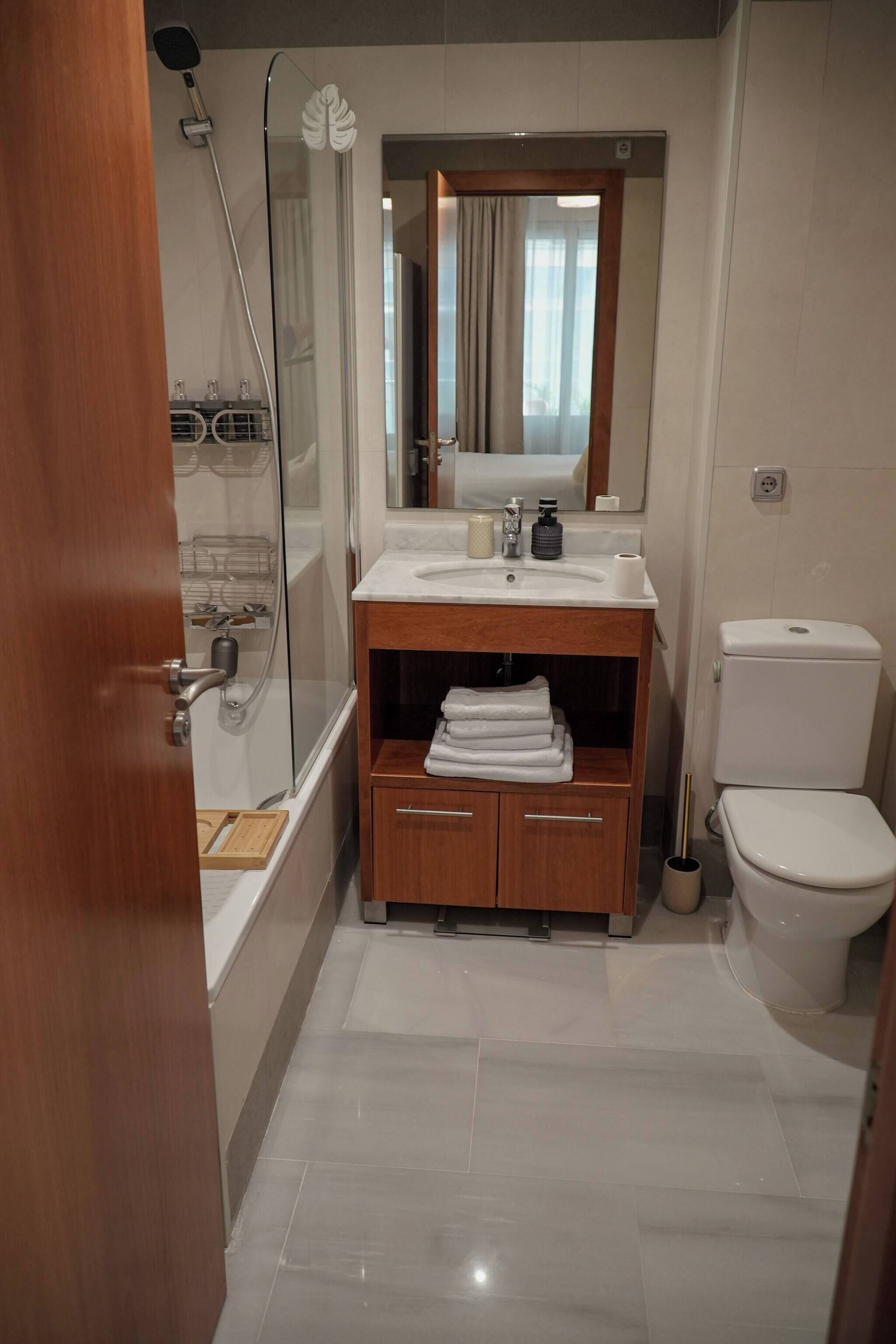 Une salle de bain avec une baignoire, des toilettes et un lavabo.