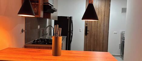 Cafetera y tetera, refrigerador, microondas y horno