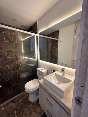 Bathroom - Modern with Metro Viva Envigado view (Envigado)