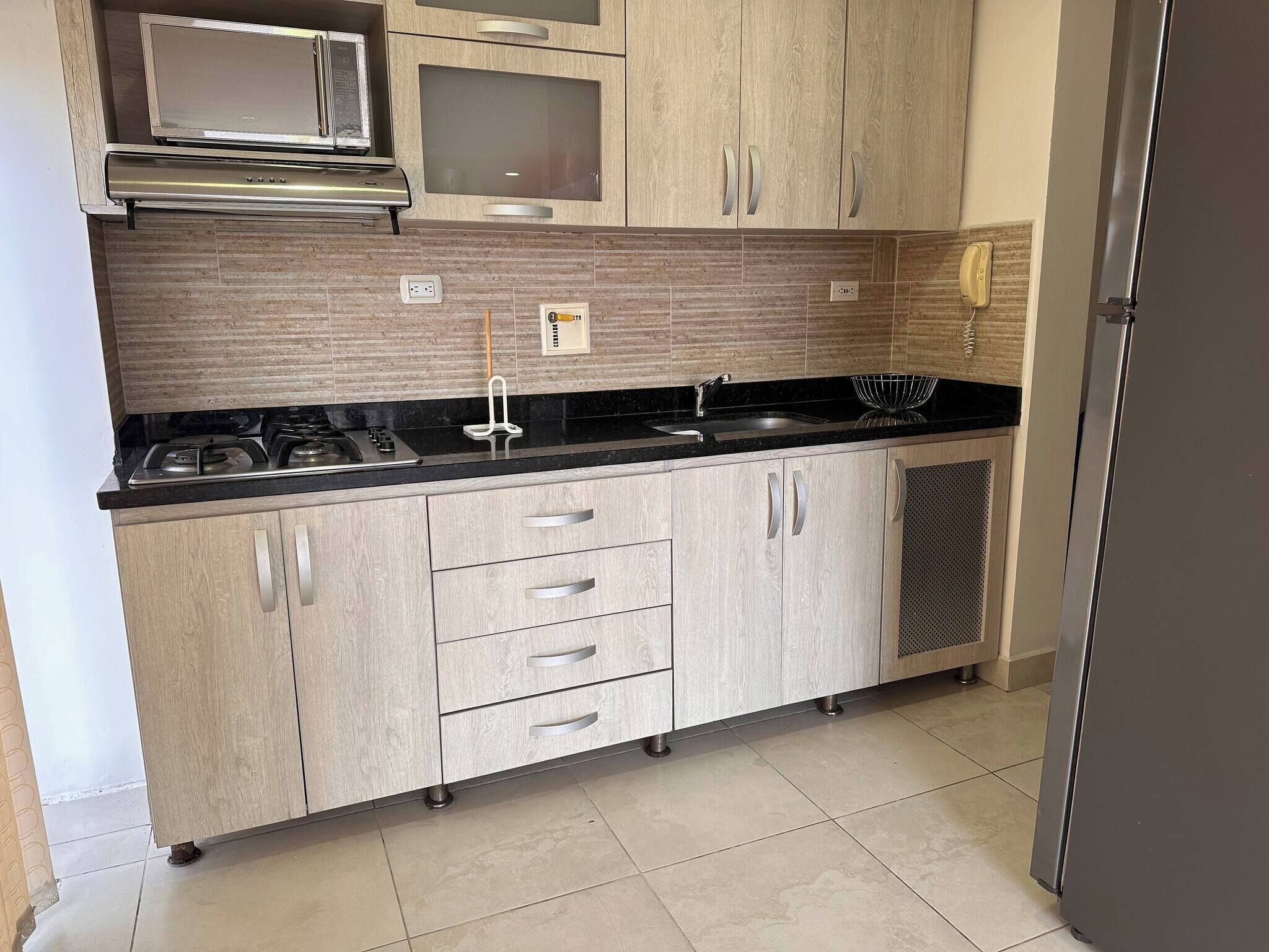 Cafeteira/chaleira, geladeira, micro-ondas, cooktop