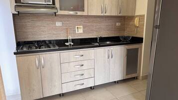 Cafeteira/chaleira, geladeira, micro-ondas, cooktop