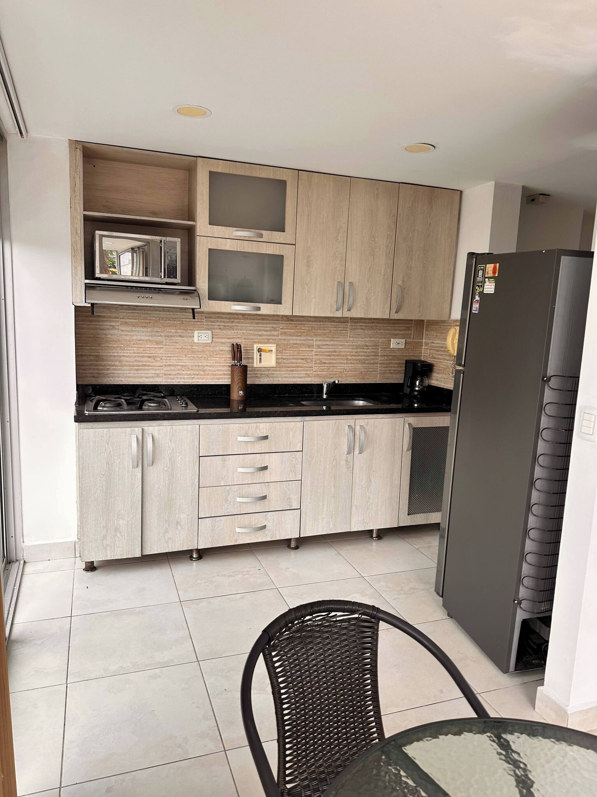 Coffee/tea maker, fridge, microwave, stovetop