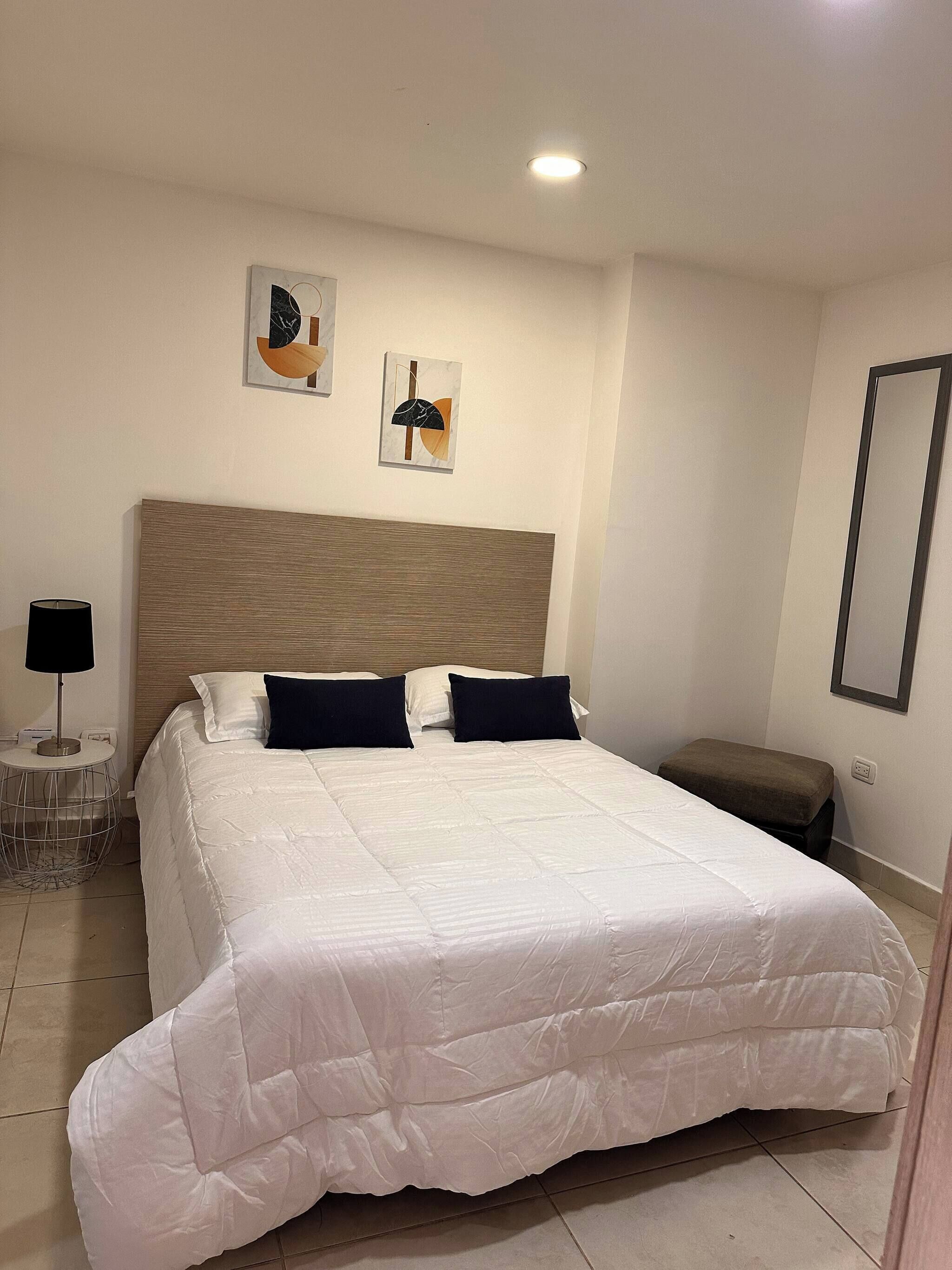 2 dormitorios, tabla de planchar con plancha, Internet y ropa de cama