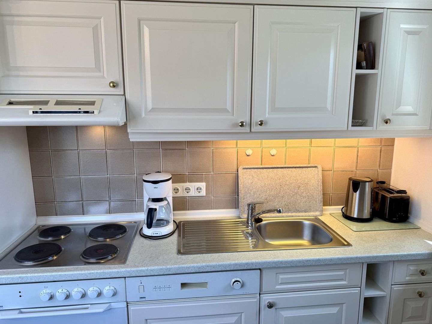 Wasserkocher mit Kaffee-/Teezubehör, Kühlschrank, Mikrowelle, Ofen