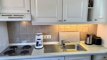 Wasserkocher mit Kaffee-/Teezubehör, Kühlschrank, Mikrowelle, Ofen