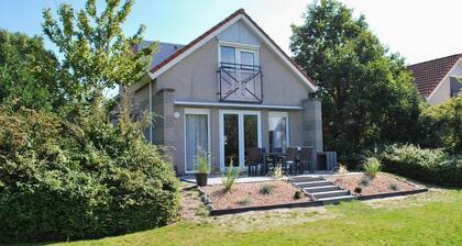 Waterfront Makkum Bungalow with Jetty