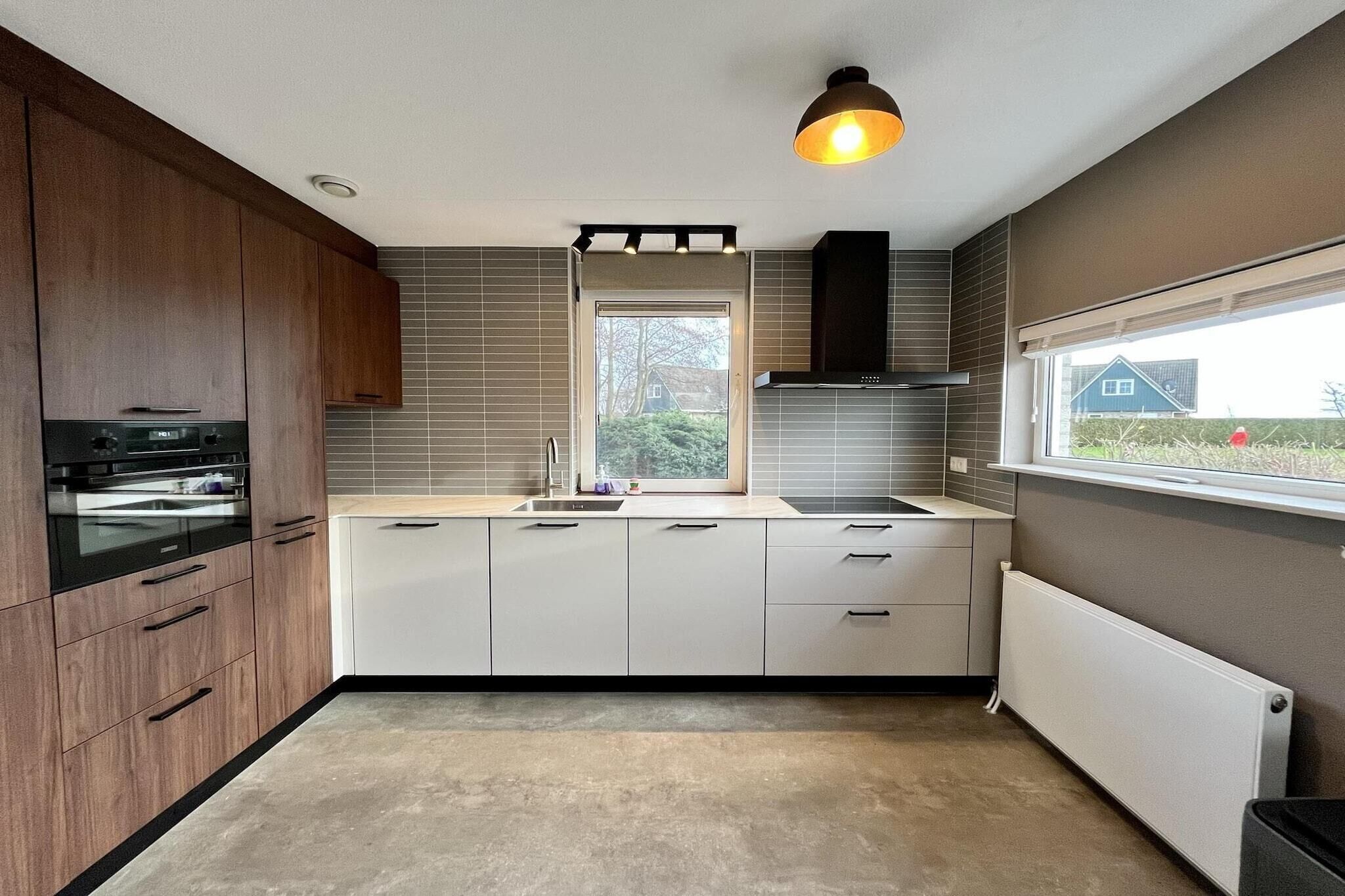 Coffee/tea maker, fridge, microwave, stovetop