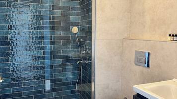 Standard-Doppelzimmer, Balkon, Gartenblick | Badezimmer | Dusche, Haartrockner, Handtücher, Seife