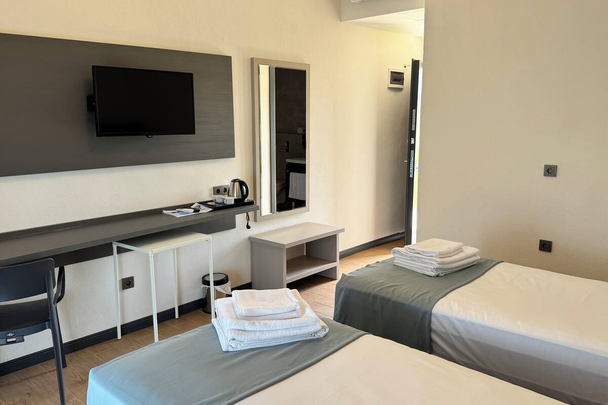 Basic Twin Room, Balcony, Garden View