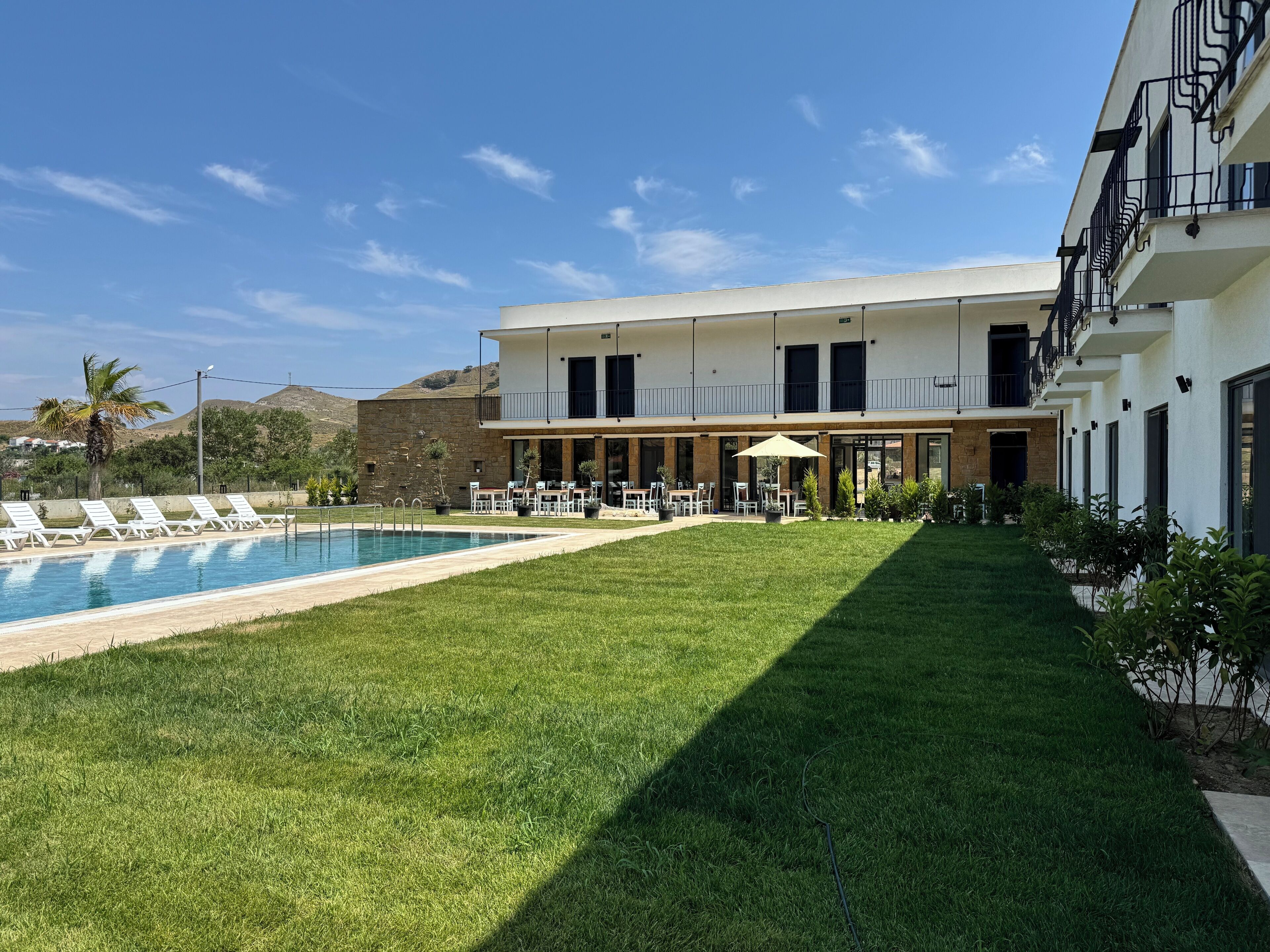 Habitación básica con 2 camas individuales, balcón, vistas al jardín | Piscina | Una piscina al aire libre de temporada
