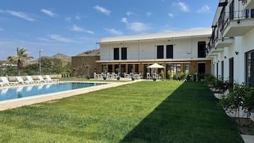 Habitación básica con 2 camas individuales, balcón, vistas al jardín | Piscina | Una piscina al aire libre de temporada