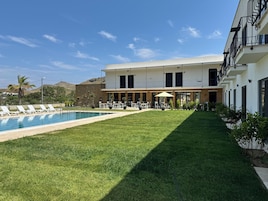 Basic İki Ayrı Yataklı Oda, Balkon, Bahçe Manzaralı | Havuz | Sezonluk açık havuz 